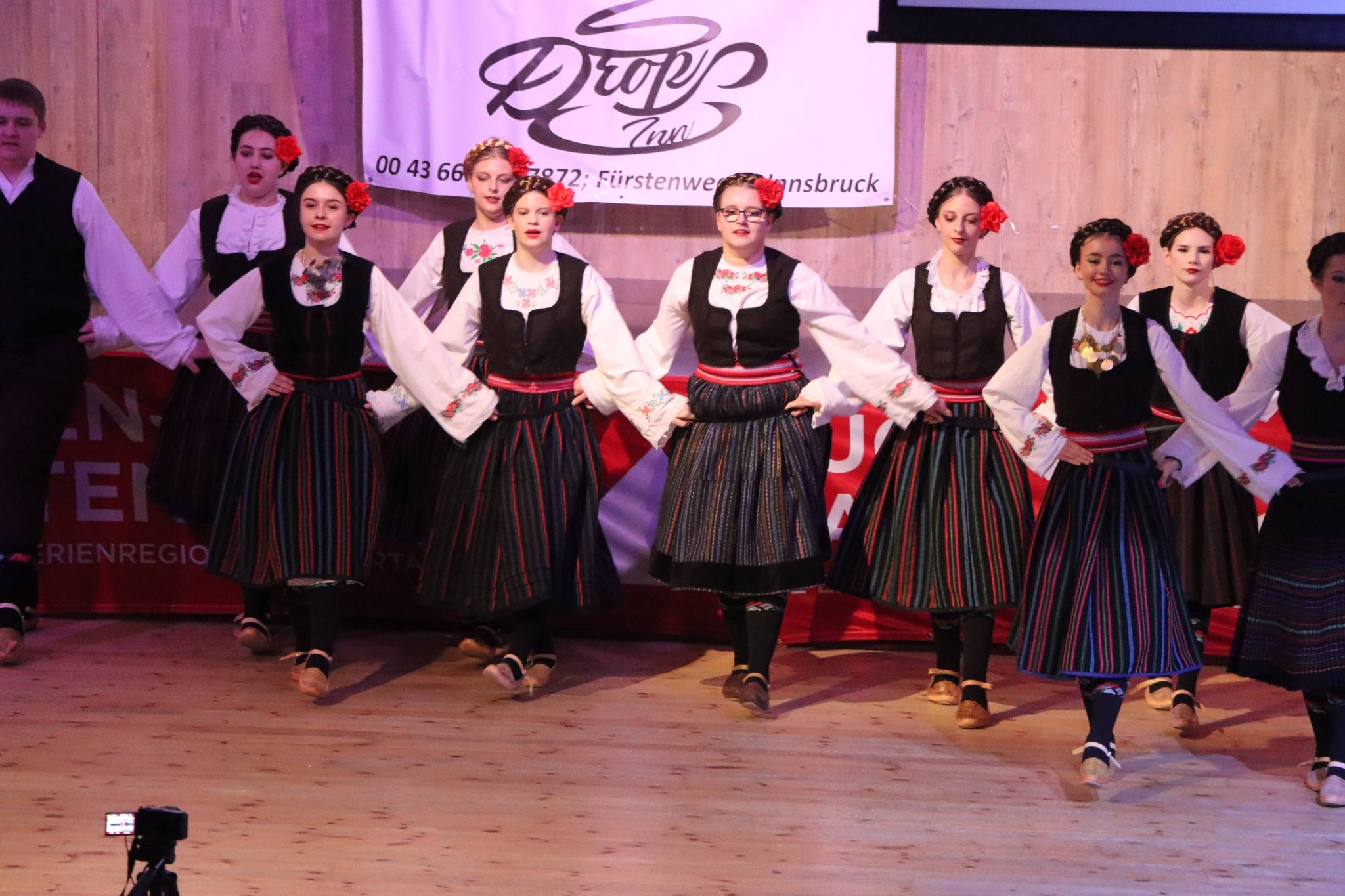 Tänzerinnen und Tänzer von KSUD Bratstvo