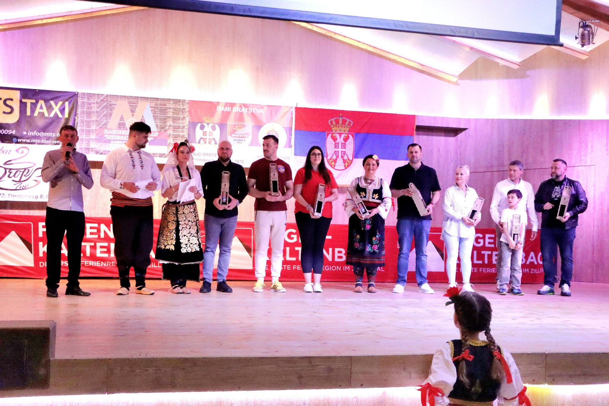 Folkloregruppe von KSUD Bratstvo in Tracht