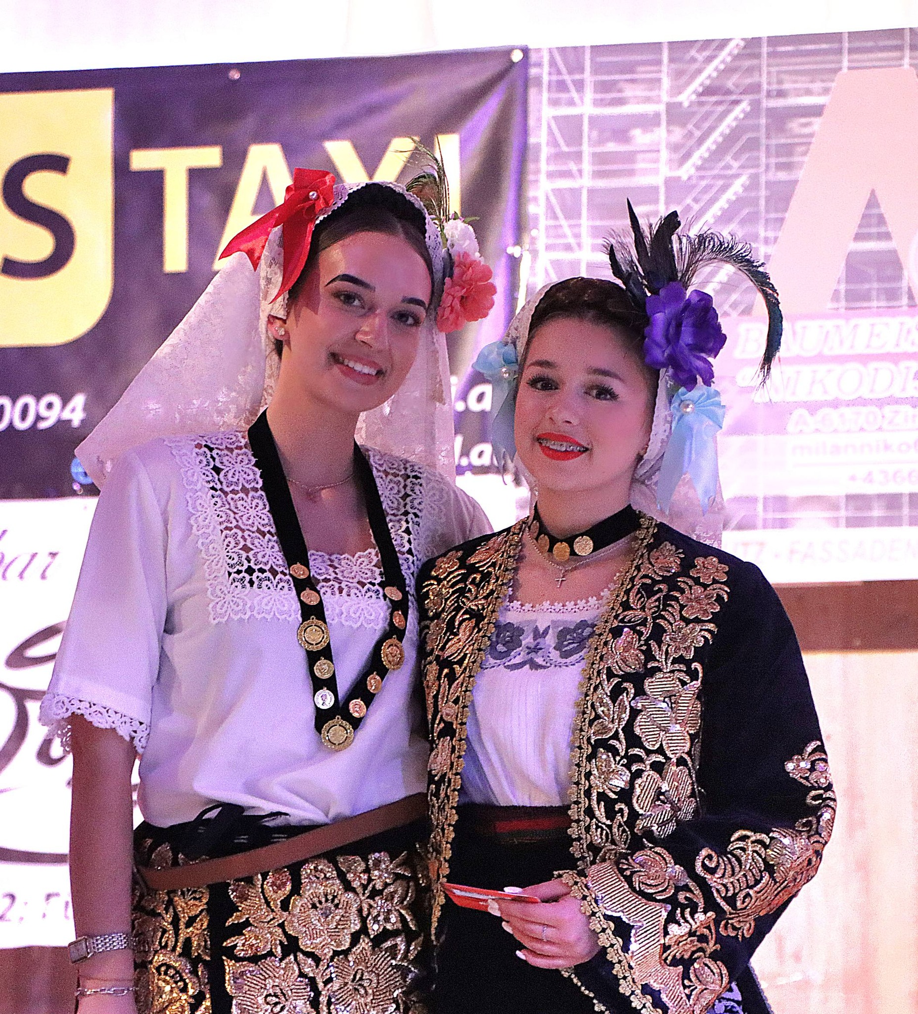 Folklore-Tänzerinnen in Tracht